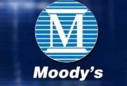 Moody&#39;s a coborat ratingurile a cinci banci grecesti