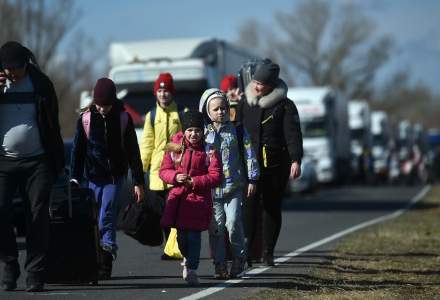 Proiect privind acordarea de gratuităţi pentru transportul refugiaţilor din Ucraina, pe ordinea de zi a Guvernului