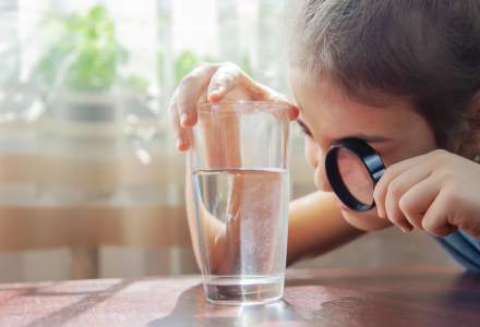 Românii beau tot mai multă apă ”cu vitamine”, încercând să scape de sucuri