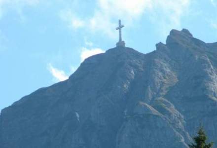 Zece lucruri ciudate despre Crucea de pe Caraiman: comunistii au vrut sa-i taie bratele, cum a fost urcata in varf de munte si ce nume trebuia sa poarte