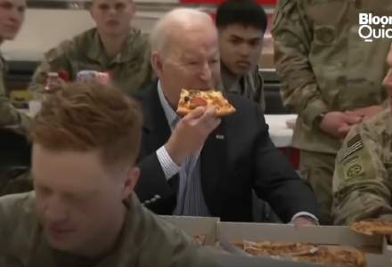 [VIDEO] Joe Biden a mâncat pizza și și-a făcut selfie cu soldați americani din Polonia