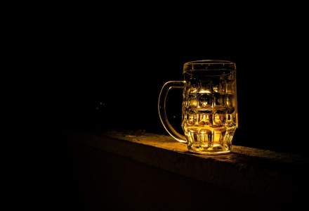 Românii beau mai puțină bere și renunță la PET în favoarea sticlei. De ce avem totuși mai mulți producători față de 2020