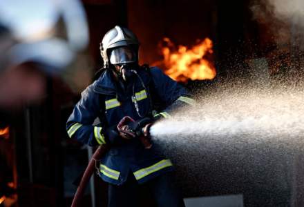 Un incendiu puternic a izbucnit în Capitală. Pompierii intervin cu 10 autospeciale