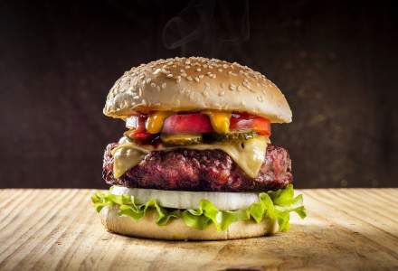 Burger, la prețul unei case: stadionul care vinde cel mai scump burger din lume