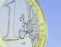 Euro a coborat sub pragul de...