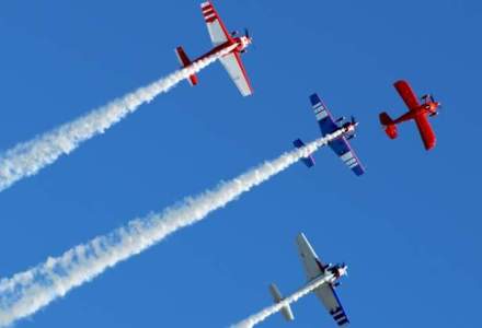 BIAS 2015: Peste 200 de piloti si parasutisti si 120 de aeronave vor face spectacol pe cer