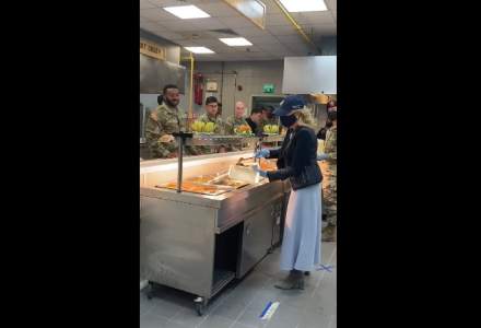 Jill Biden, soția președintelui SUA, le-a servit mâncare soldaților din baza militară de la Mihail Kogălniceanu