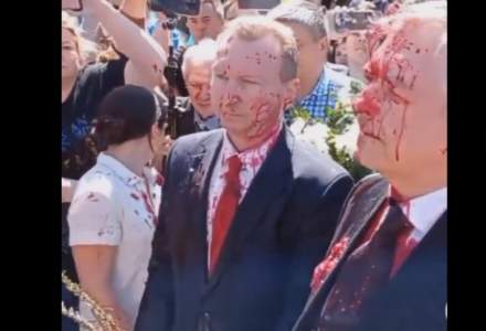 VIDEO | Ambasadorul rus a fost stropit cu o substanță roșie, la o ceremonie din Polonia