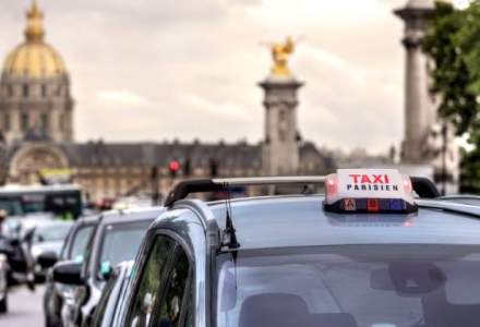 Taximetristii francezi blocheaza accesul la aeroporturile si garile din Paris, revoltati de Uber