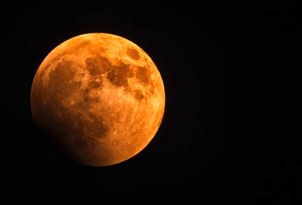 Eclipsă de lună totală. Mai puțin de o zi până când „Luna sângerie” va fi vizibilă și pe cerul României