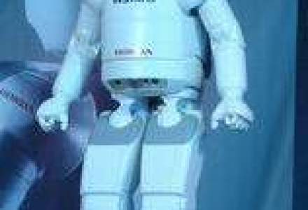 VIDEO - Robotul umanoid creat de Honda, Asimo, a fost prezentat in Romania