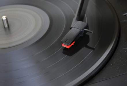 Melomanii revin in prim plan: vanzarile de albume pe vinyl sunt pe val, dupa o crestere de aproape 40% de la un an la altul. Care sunt cele mai cautate albume
