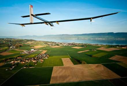 Record: un avion solar a reusit performanta de a zbura cinci zile fara oprire