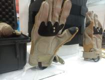 FOTO | Mănușile paralizante...