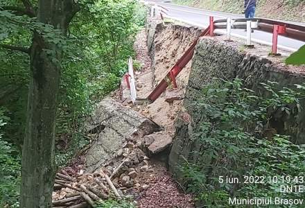 O porțiune de 14 metri din zidul de sprijin al drumului spre Poiana Brașov s-a surpat