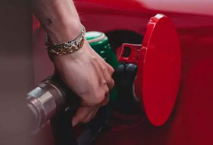 Revoltă în benzinăriile din țară față de prețurile la carburanți. Șoferii alimentează de 50 de bani sau un leu, blocând pompele