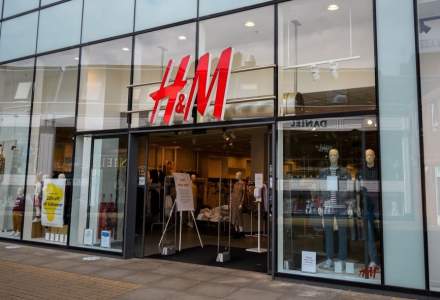 Românii nu renunță la hainele noi, în ciuda scumpirilor. H&M raportează vânzări peste așteptări