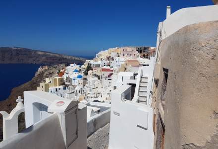 GALERIE FOTO | Santorini, insula de lux a Greciei în care bogații se duc cu elicopterul la plajă