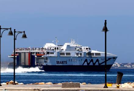 Grecia a scumpit pentru a treia oară biletele la anumite curse cu feribotul. Cât costă acum un astfel de transport