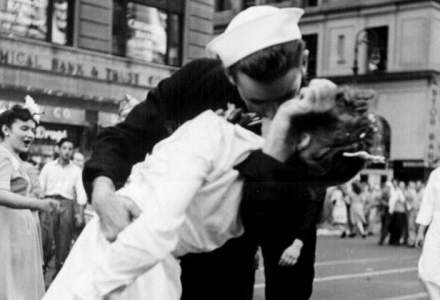 Zeci de cupluri au refacut sarutul din celebra fotografie realizata in 1945, in Times Square
