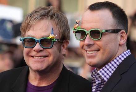 Elton John a anuntat ca va da in judecata trei companii de media din Franta