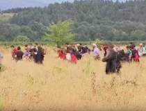 VIDEO: Sute de imigranti au...