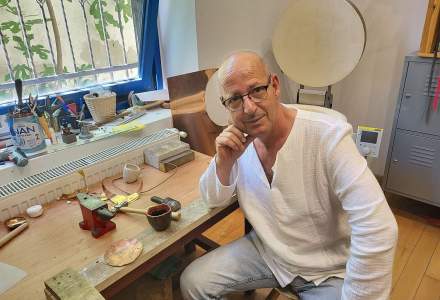 Povestea business-ului fondat de un arhitect palestinian: Creează bijuterii moderne, cu meșteșuguri tradiționale