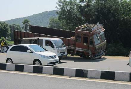 Accident in lant intre trei autoturisme, doua camioane si un microbuz, pe DN1 in Bihor