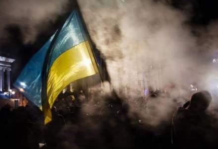 Cel putin 100 de politisti, raniti la Kiev intr-o explozie dupa un vot in Parlament