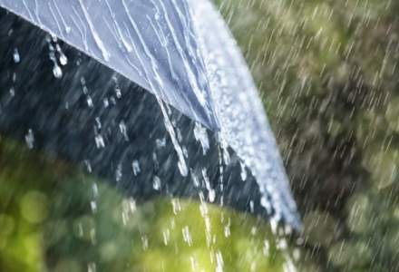 Meteorologii au prelungit codul portocaliu de ploi torențiale, vijelii și grindină