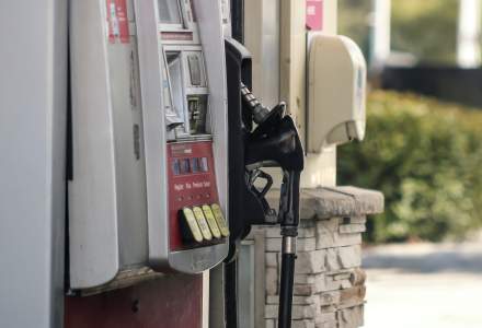 Analiză XTB: Ce se va întâmpla cu prețul carburanților în următoarele luni. De ce nu se ieftinesc mai mult în România