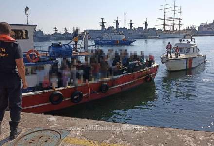 Zeci de migranţi, ajunși cu o barcă la Vama Veche, au fost salvați de Garda de Coastă