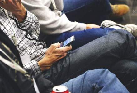 Studiu EY: Tinerii se uita de peste 200 de ori la telefoanele mobile, zilnic