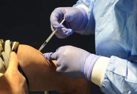 Vaccinurile dezvoltate de Pfizer şi Moderna împotriva variantei Omicron, autorizate de EMA