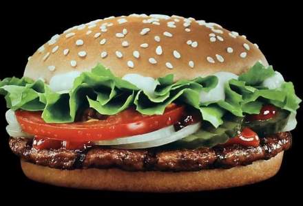 McDonald's lanseaza primul burger cu carne 100% organica