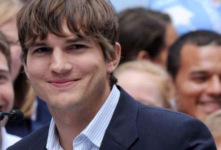 Actorul Ashton Kutcher investeste intr-un start-up care produce biberoane handsfree