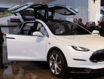 Tesla lanseaza Model X, una...