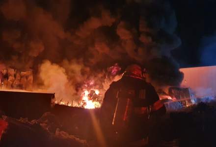 Incendiu puternic, izbucnit la un depozit din Pantelimon: zece autospeciale sunt prezente