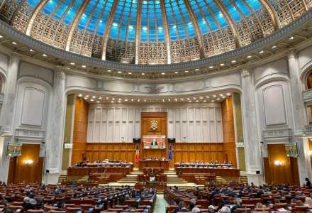Parlamentarii se „pregătesc” de criză: și-au votat salarii mai mari în Senat, deși CCR spune că nu e constituțional
