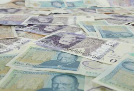 Britanicii mai pot folosi bancnotele de hârtie doar o săptămână