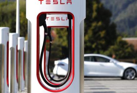 Tesla crește prețul de încărcare a mașinilor electrice la "super-încărcătoarele" sale din Europa