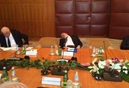 Seful Cancelariei Prezidentiale, Dan Mihalache, fotografiat in timp ce dormea la o intalnire oficiala cu omologii din Serbia. Mihalache: "Poza este o manipulare ordinara"