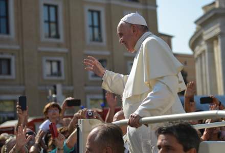 Papa Francisc l-a implorat pe Vladimir Putin să pună capăt "spiralei de violenţă" în Ucraina