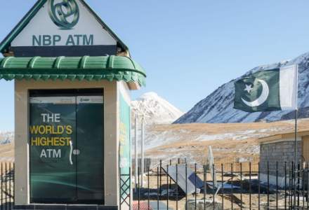 Bancomatul aflat la cea mai mare altitudine din lume este atât de sus încât călătorii rămân fără aer