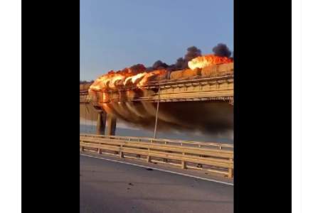 VIDEO | Podul care leagă Rusia de Crimeea a fost distrus parțial în urma unei explozii