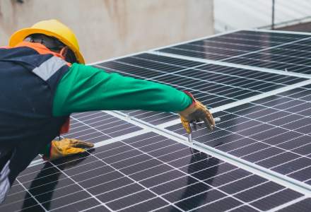 Soluții de criză: Profi instalează panouri fotovoltaice pentru a face economie la energie