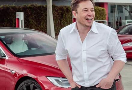 Elon Musk lovește din nou: A vândut parfum „Păr ars” de 1 milion de dolari