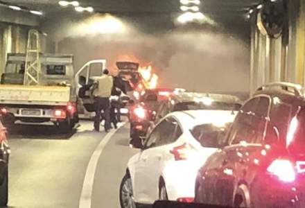 BREAKING: O mașină a luat foc în Pasajul Unirii din Capitală