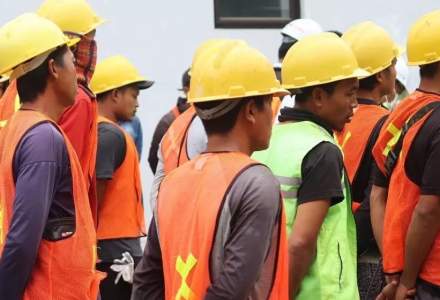 Un sfert dintre companiile româneşti din construcţii aduc angajaţi din Asia