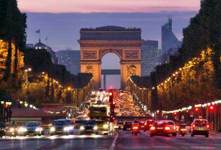 Aici nu este Versailles: Activiştii patrulează pe străzile din Paris pentru a stinge luminile magazinelor
